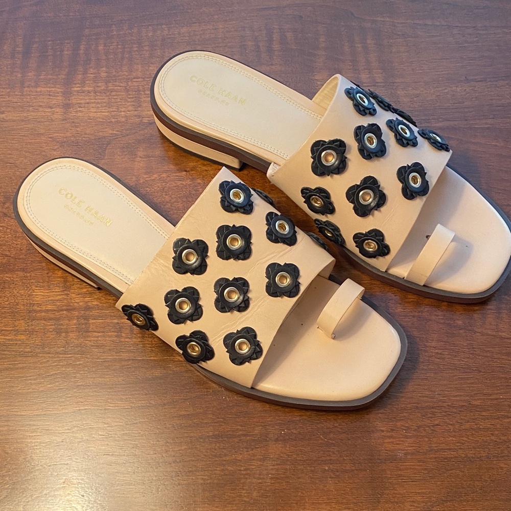 Nice tie ring sandals with leather and brass details.